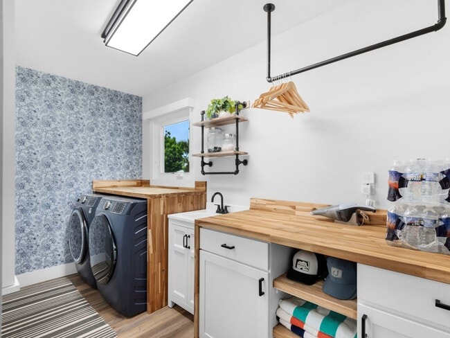 Building Photo - Stunning Furnished 3-Bedroom Golf Course H...