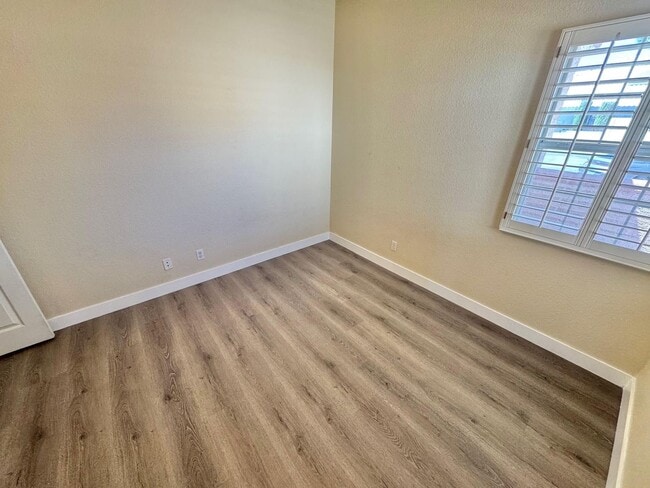 Building Photo - GORGEOUS 2 STORY SPACIOUS 4 BEDROOM HOUSE ...