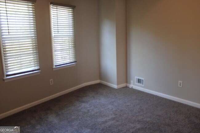 Building Photo - 257 Omega Dr
