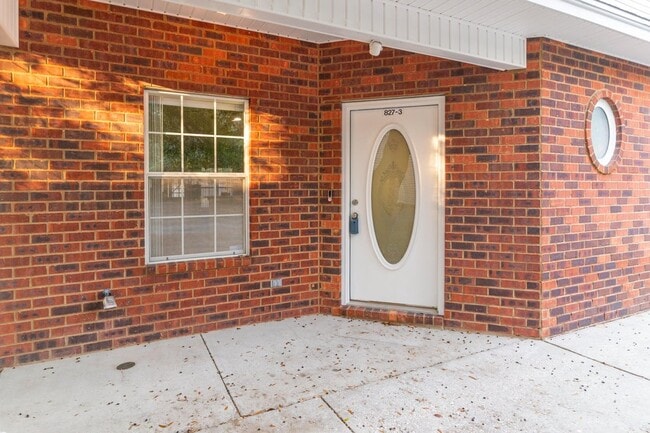 Building Photo - 827 Fairview Dr