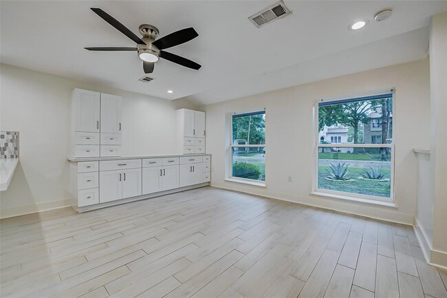 Building Photo - 5541 Aspen St