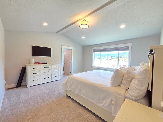 Building Photo - $4,800 - 5 Bed / 3 Bath Custom Built Home w/ Private Sport Court & Golf Green