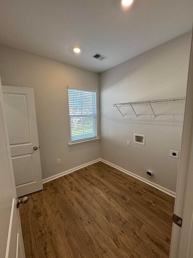 Building Photo - 20 Ladyslipper Ln