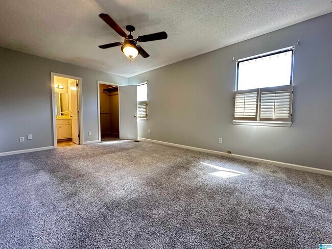 Building Photo - 2404 Hampstead Dr