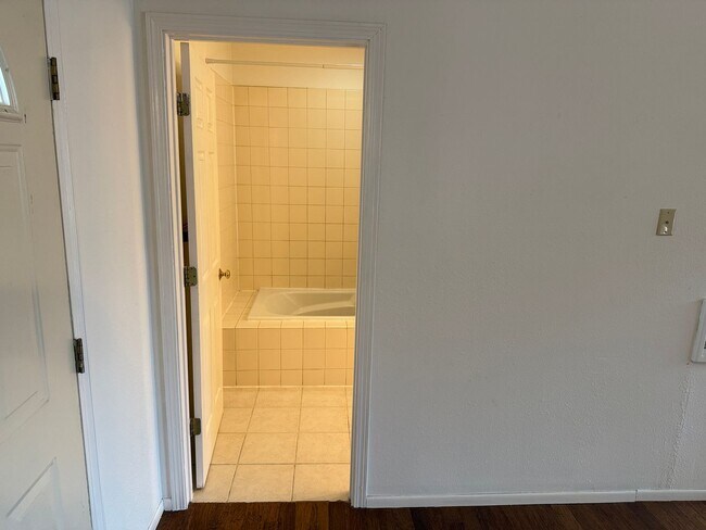 Building Photo - Charming 1-bedroom, 1-bath apartment in the Santa Clara area!
