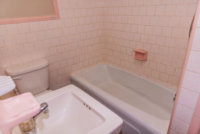 Building Photo - 1019 W Leigh St