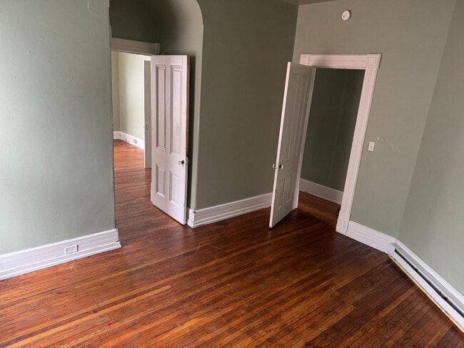 Building Photo - 727-729 W 4th st - 729 W 4th St Floor 2