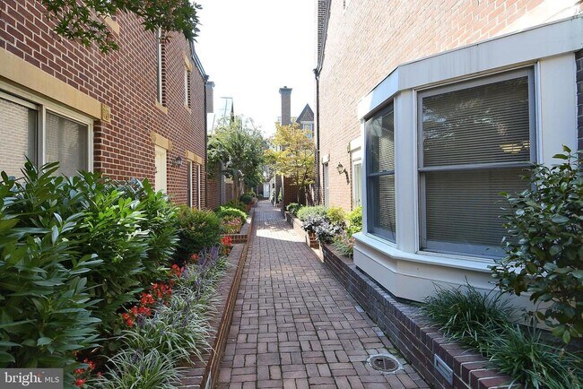 Building Photo - 115 N Lee St