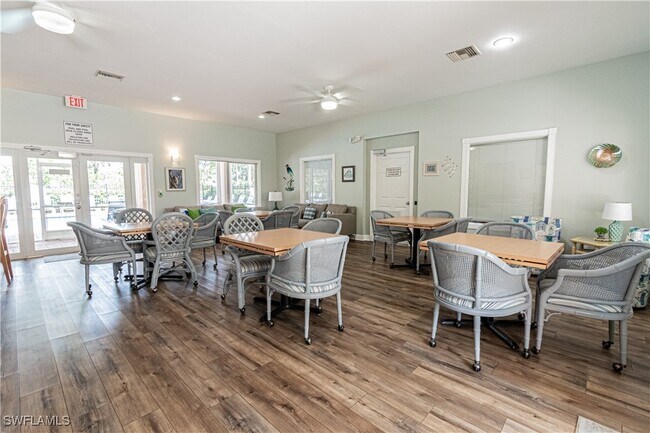 Building Photo - 260 Robin Hood Cir