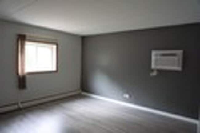 Building Photo - Newly Updated 2 bedroom 1.5 Bath Unit.