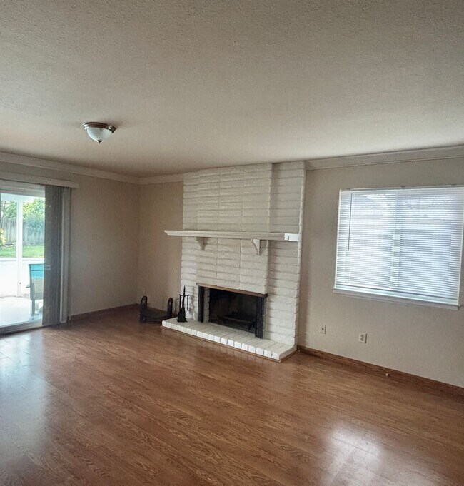 Building Photo - 5958 Jeanine Dr