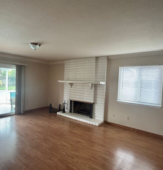 Building Photo - Honey-Stop The Car! This house has it all! 3/2 with Pool!!!  Please read entire ad for viewings!