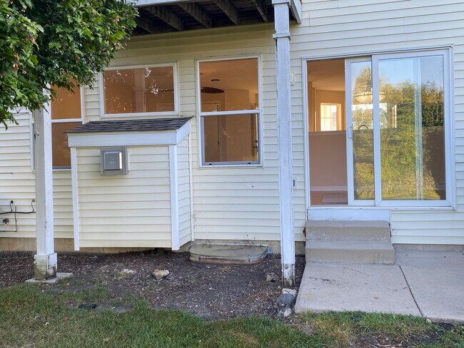 Building Photo - 463 Springwood Dr