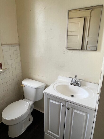 Building Photo - 268 Helen St