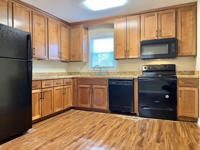 Building Photo - 3-Bedroom Woodlawn Retreat with Gleaming Hardwoods & Spacious Layout!