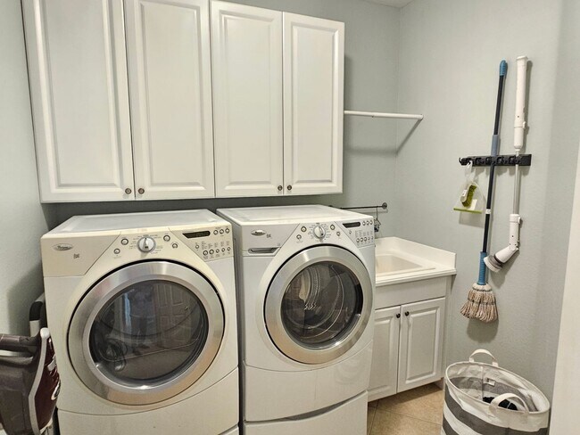 Building Photo - Annual Furnished or Unfurnished 3 Bedroom 2 Bathroom Second Floor Condo in Venetian Golf & River ...
