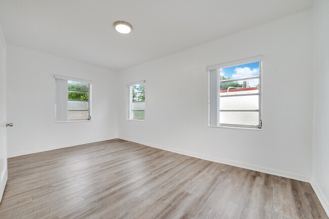 Building Photo - 1736 SW 9th St