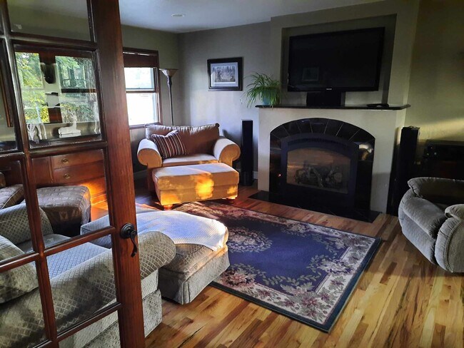 Living room 2 - 1321 8th Ave E
