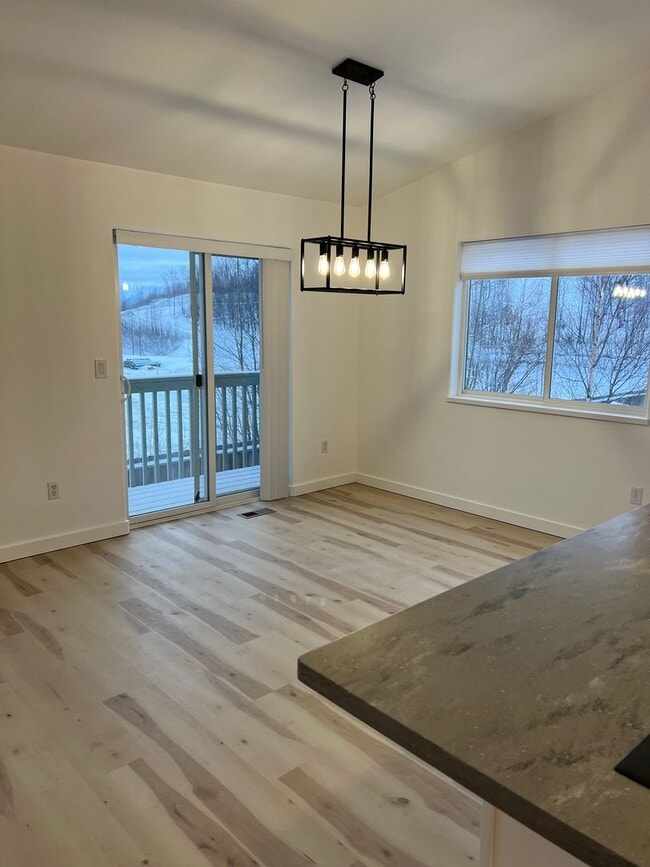 Building Photo - 3 bedroom with an Office!!!!