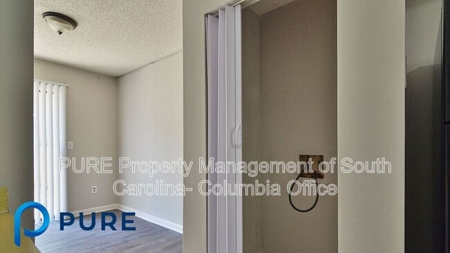 Building Photo - 521 Hickory Hill Dr