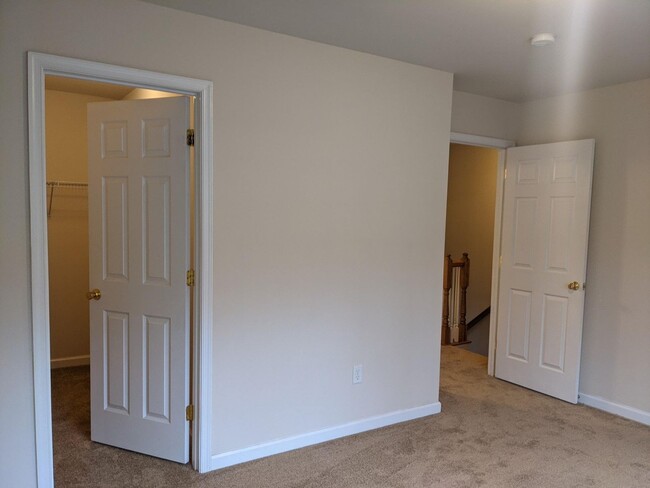 Building Photo - End Unit Town Home in Waynesboro, PA!