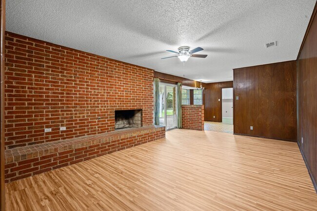 Building Photo - Classic in Cleburne