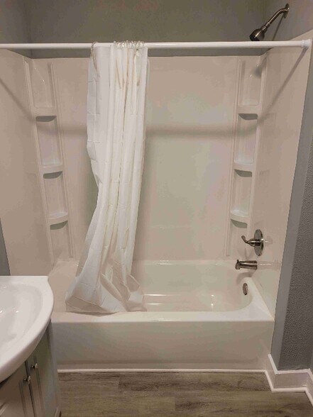 Building Photo - 320 Lockwood Ave