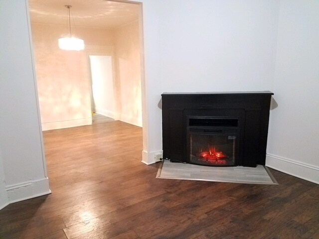 Building Photo - 3 Bedroom 2 Full Bath TownHouse with 2 car tandem  Parking for Rent