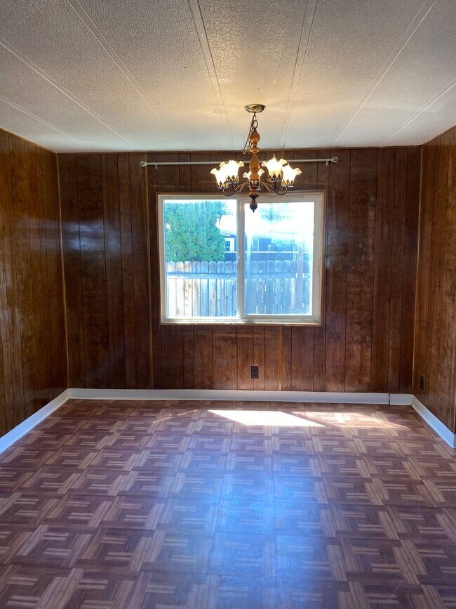 Building Photo - Large 3 bed 2 bath with fenced back yard