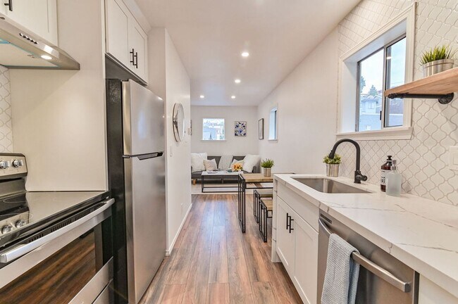 Building Photo - Beautiful top floor 1 bedroom 1 bathroom apartment on Lower Queen Anne
