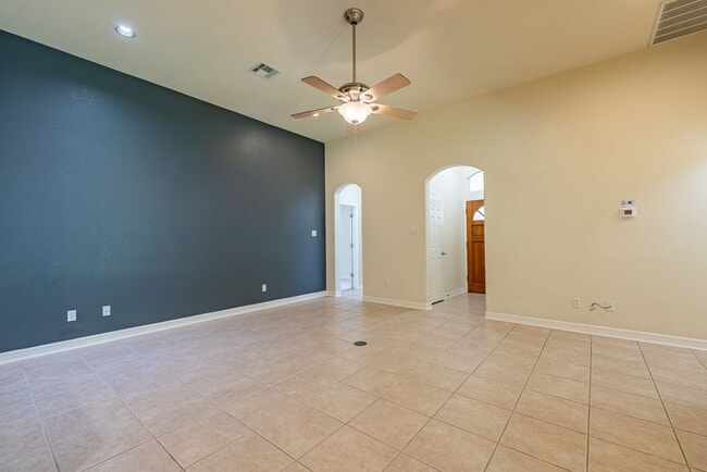 Building Photo - 1305 Delsie Dr
