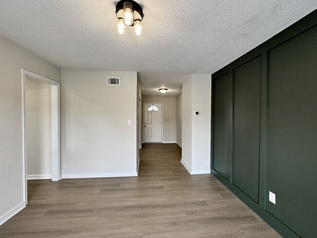 Building Photo - Fully-Renovated Ranch Home Available 03-19-26! Fenced Backyard - Pet Friendly - Washer & Dryer In...