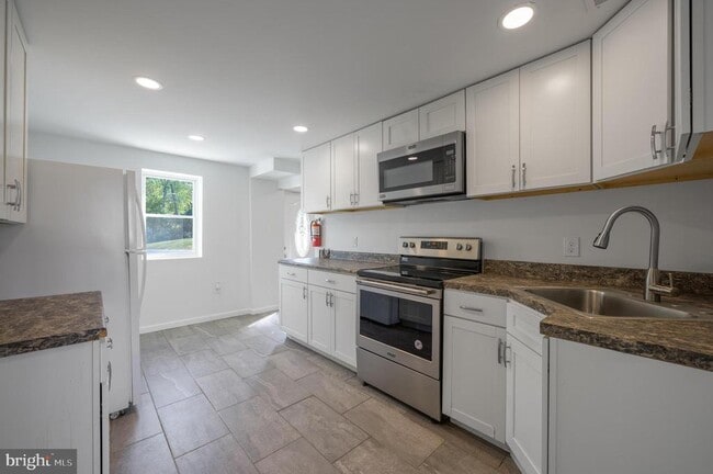 Building Photo - 1979 US-206