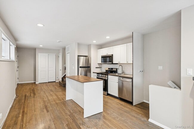 Building Photo - 60 Marwood Rd N