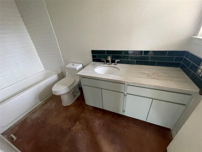Building Photo - 210 Oak Springs Dr