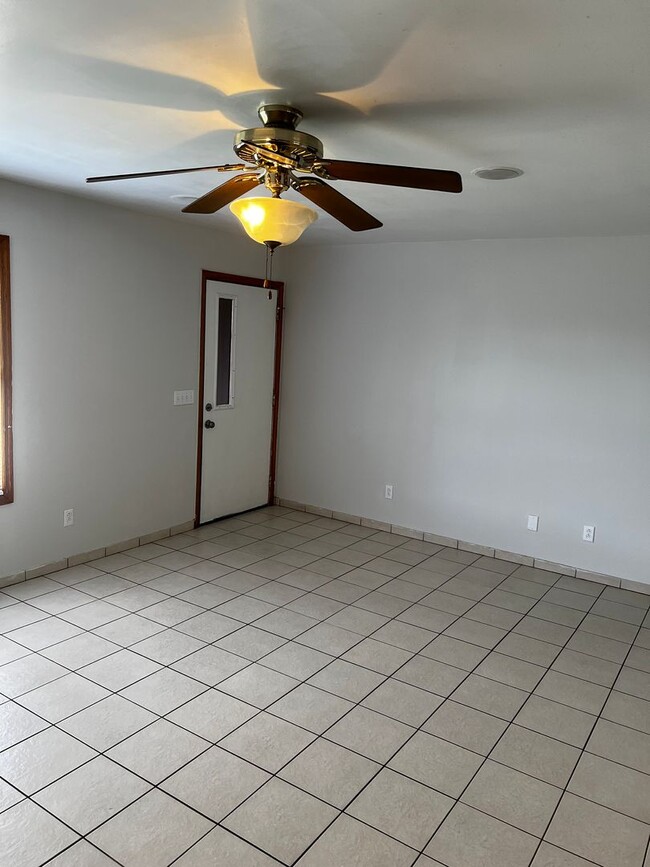 Building Photo - 3 BEDROOM, 2 BATH HOME WITH TILE THROUGHOUT & CLOSE TO THE TURNPIKE