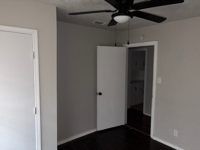 Building Photo - 6122 Glenhurst Dr