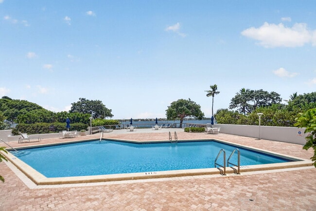 Building Photo - 5600 N Flagler Dr