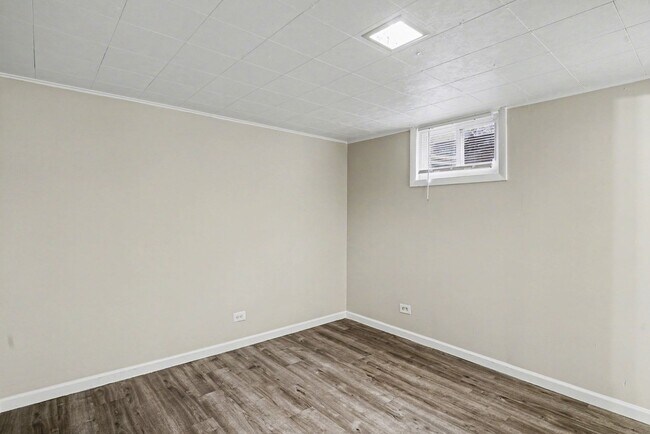 Building Photo - Front Unit - Duplex - 4bed 2bath - Finished Basement!