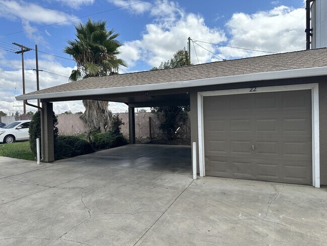 Building Photo - Riverbank 3 Bedroom 2 Bath Fourplex with Garage