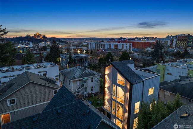 Building Photo - 3Bd/3.25Ba Seattle House