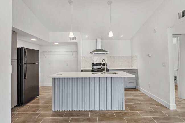 Building Photo - VENETIAN PLACE - 2nd floor • 1 BR 1 Bath - 735 ft²