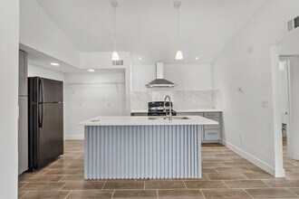 Building Photo - VENETIAN PLACE - 2nd floor • 1 BR 1 Bath -...