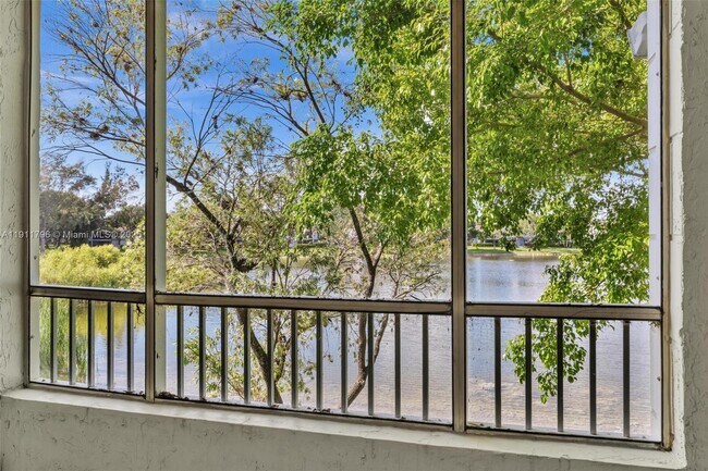 Building Photo - 2820 N Oakland Forest Dr