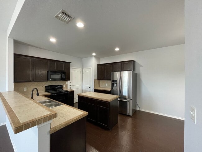 Building Photo - Single story townhome for rent