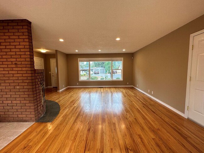 Building Photo - Perfect 4 Bed 2 Bath w/ Finished Basement ...