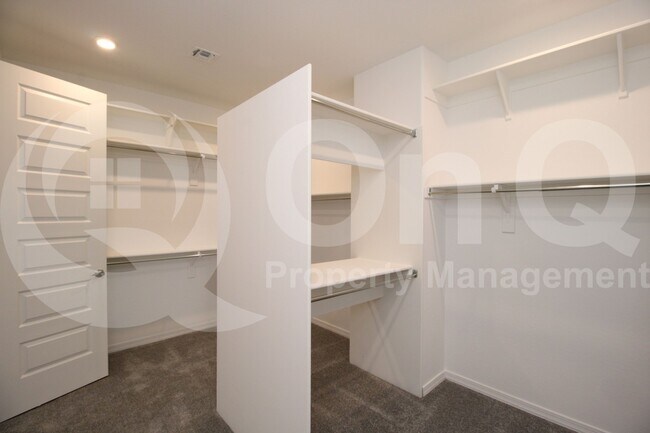 Building Photo - 19031 E Braeburn Ln