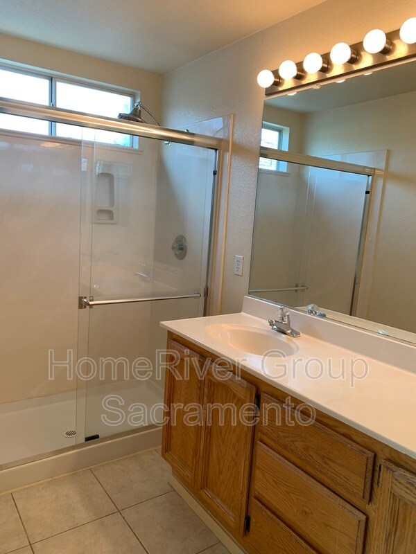 Building Photo - 202 Red Oak Ct