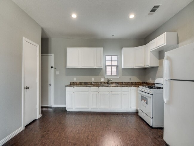 Building Photo - Jewel St- Duplex