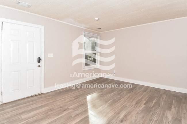 Building Photo - 2117 Roosevelt Dr